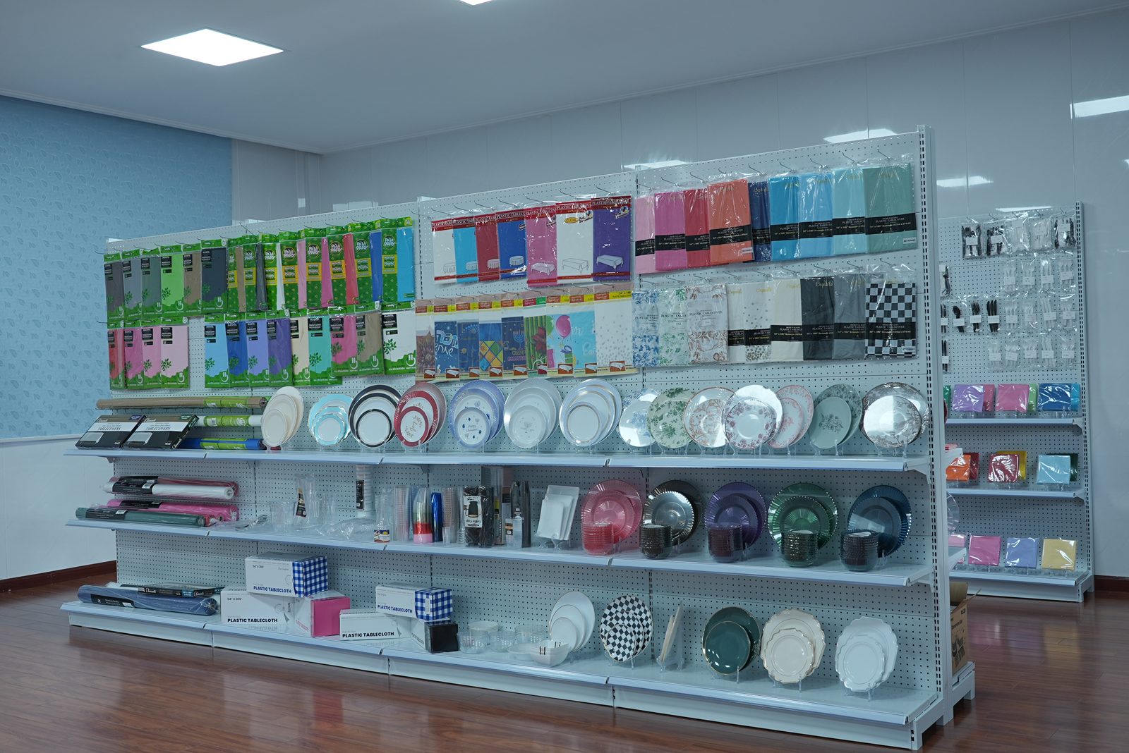Product showroom with tablecloths, rolls, plates and cutlery